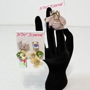 Betsey Johnson NWOB Sz7.5 Lilac Bee Stretch Ring/Bee Cluster Mismatched Earrings